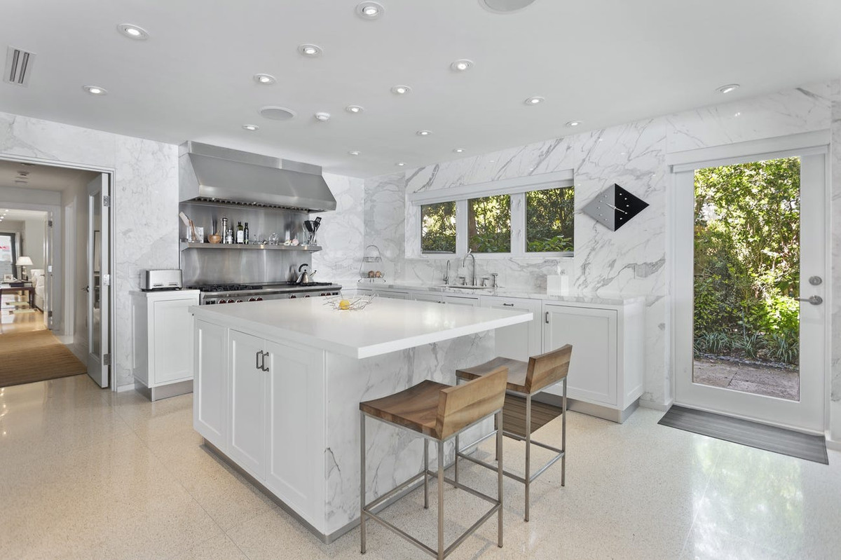 Nhà bếp lộng lẫy, sáng sủa với nội thất được làm từ đá cẩm thạch
