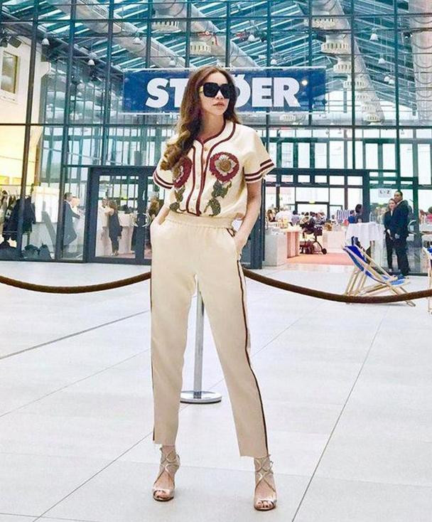 rước đó, bà xã Kim Lý cũng diện bộ đồ ngủ của Gucci nhưng biến tấu thành trang phục ra phố vô cùng sành điệu, cá tính.