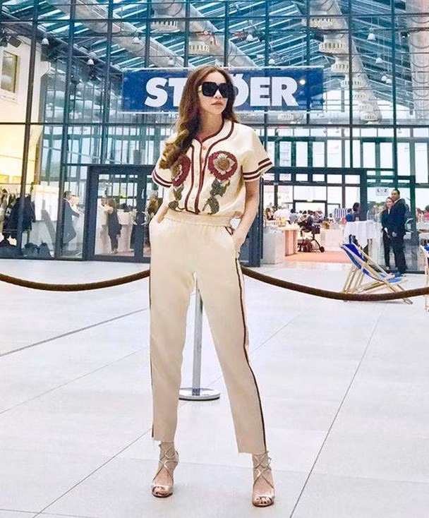 Trước đó, bà xã Kim Lý cũng diện bộ đồ ngủ của Gucci nhưng biến tấu thành trang phục ra phố vô cùng sành điệu, cá tính.