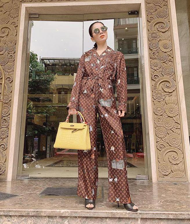 ệ Quyên cũng là mỹ nhân đam mê hàng hiệu, cô từng diện bộ đồ ngủ tay dài của Louis Vuitton ra phố phối với túi xách, giày cao gót sành điệu. Được biết, giá bán của bộ pyjama này khoảng 100 triệu đồng.