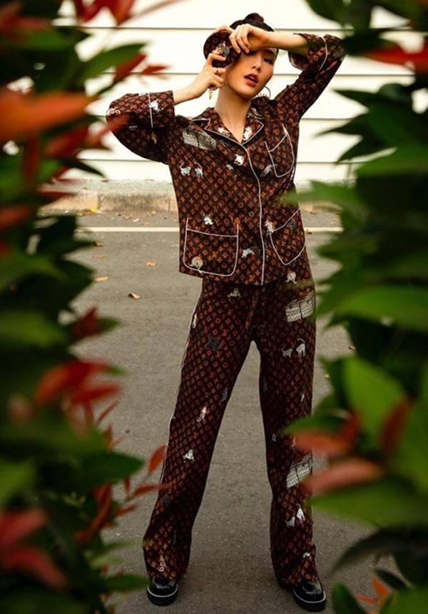 iễm My 9X cũng lăng xê thiết kế đồ ngủ tương tự khi phối cùng giày da khoe vẻ đẹp cá tính, chất chơi.