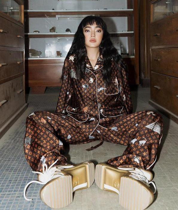 hâu Bùi lại bụi bặm và cool ngầu hơn khi mix bộ pyjama hàng hiệu họa tiết nổi bật của LV với giày sneaker hầm hố.