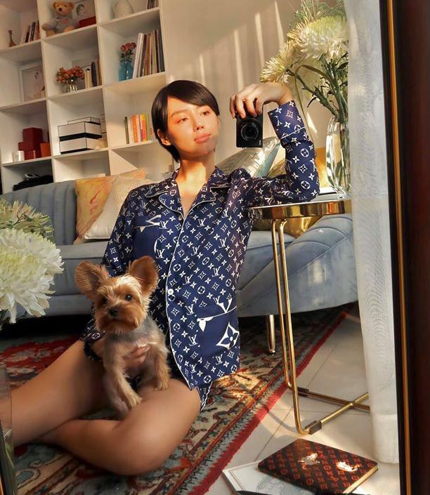 hánh Linh từng mạnh tay chi gần 70 triệu đồng để sở hữu set pyjama Louis Vuitton.