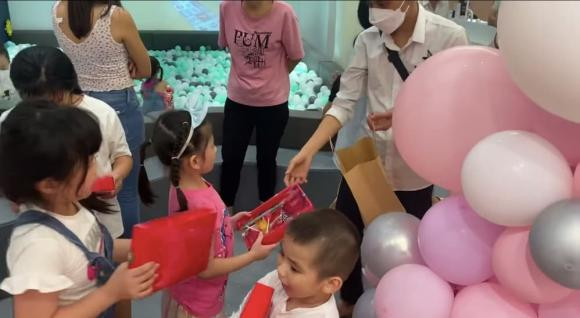 Trang Tran bao ca khu vui choi cho con gai va con nuoi Phi Nhung giai tri