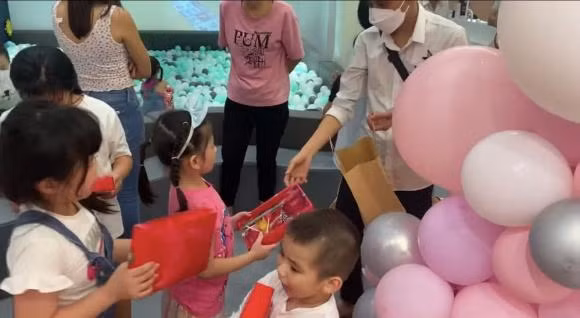 Trang Tran bao ca khu vui choi cho con gai va con nuoi Phi Nhung giai tri