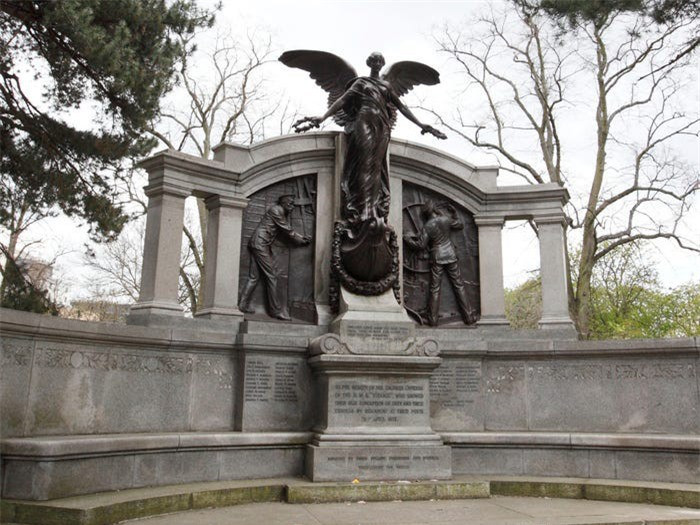 ##sc### Đài tưởng niệm 25 kỹ sư đã hy sinh tại Southampton, Anh. Tất cả họ đã ở lại đến phút cuối cùng khi con tàu chìm hẳn, với những nỗ lực không mệt mỏi để phát tín hiệu cấp cứu, giữ cho đài phát thanh, máy bơm và điện vẫn chạy. 