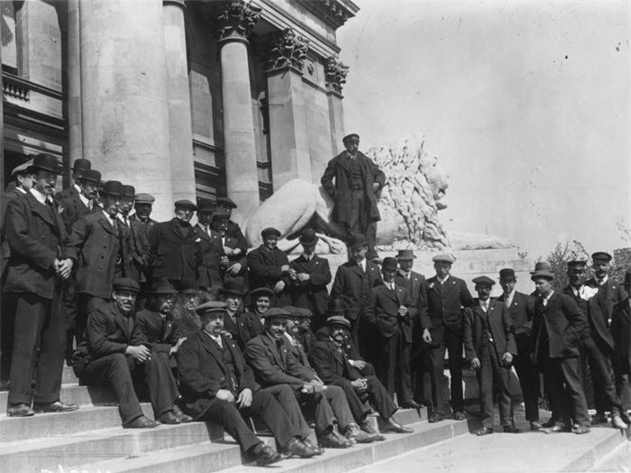 ##sc### Cuốn tiểu thuyết "Futility, của nhà văn Mỹ Morgan Robertson xuất bản năm 1898, đã dự đoán chính xác thảm hoạ Titanic diễn ra vào 14 năm sau. Cuốn tiểu thuyết viết về một thảm hoạ chìm tàu tên là "Titan". Điều trùng hợp nữa là Titan trong tiểu thuyết và Titanic ngoài đời đều chìm vào tháng 4, cùng có khối lượng và kích thước tương đương nhau và đều miêu tả là không có đủ số lượng phao cứu sinh cần thiết. Sau này, Morgan phủ nhận mình có khả năng ngoại cảm mà cho rằng, tất cả đều là ngẫu nhiên dựa trên vốn kiến thức của ông mà thôi. 