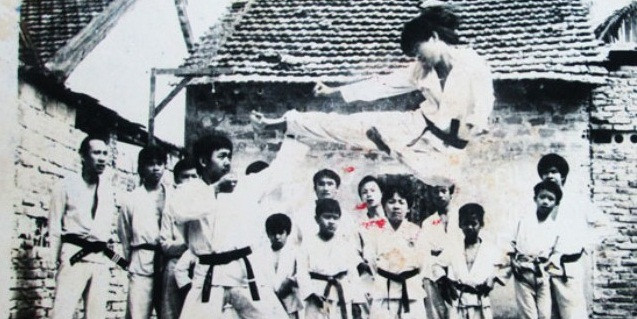 Cao thủ làng võ Sài Gòn: Dùng đòn gánh hạ đo ván 10 tên côn đồ Cao thu lang vo Sai Gon: Dung don ganh ha do van 10 ten con do