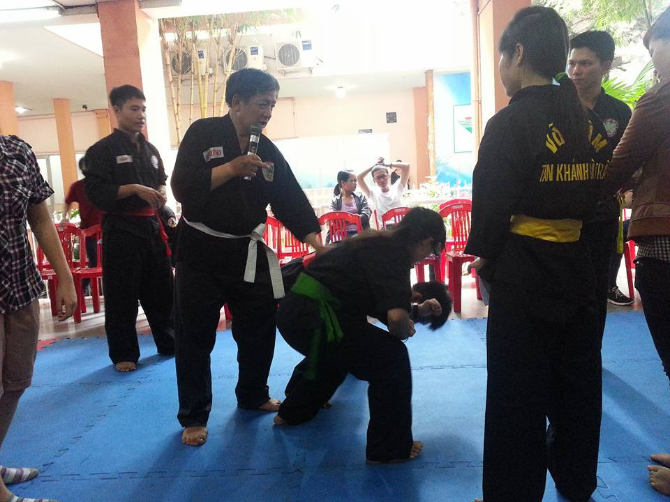 Cao thủ làng võ Sài Gòn: Dùng đòn gánh hạ đo ván 10 tên côn đồ - Hình 2 Cao thu lang vo Sai Gon: Dung don ganh ha do van 10 ten con do-Hinh-2