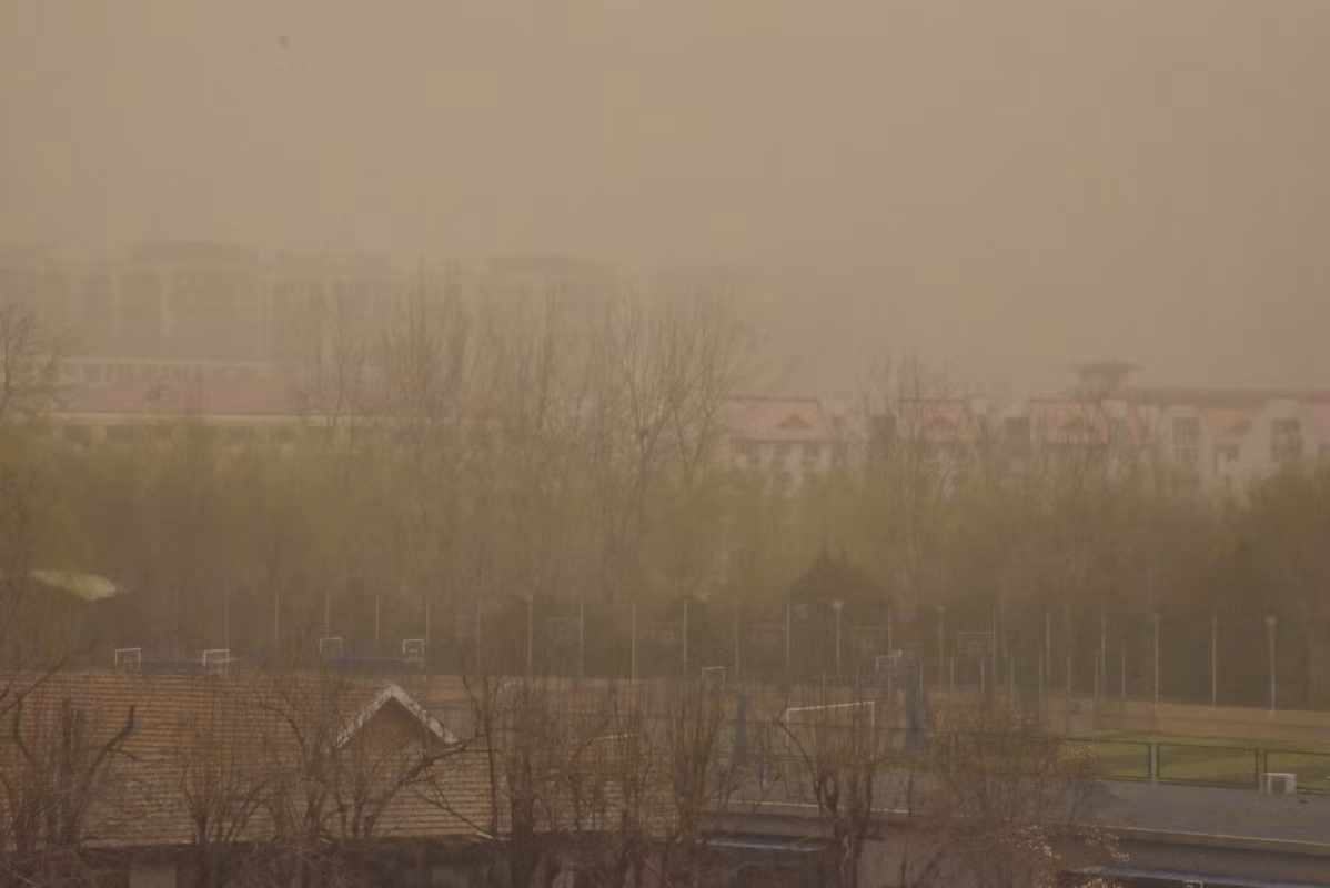 Các ảnh chụp từ trên không cho thấy một đám mây bụi màu vàng bao trùm quận Lâm Trạch của tỉnh Cam Túc vào ngày 25/4. Ảnh: IC.