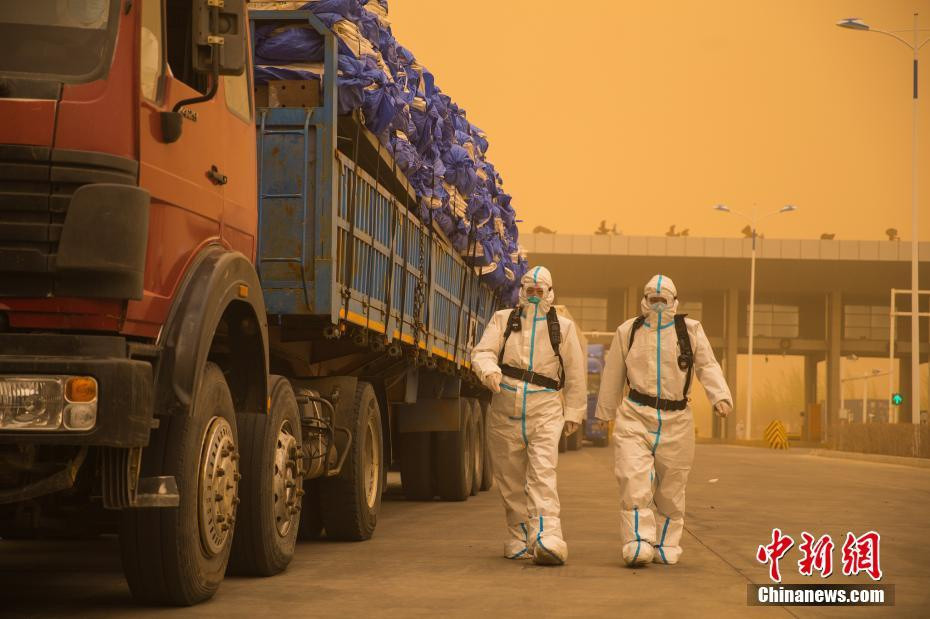 Đài truyền hình nhà nước CCTV đưa tin nhiều vụ tai nạn xe hơi đã xảy ra ở tỉnh Cam Túc do tầm nhìn hạn chế. Các nhà khí tượng cũng cảnh báo người dân nên ở trong nhà và đóng cửa sổ do nhiều cơn bão sẽ diễn ra trên khắp miền Bắc Trung Quốc vào ngày 27/4. Ảnh: Chinanews.com.