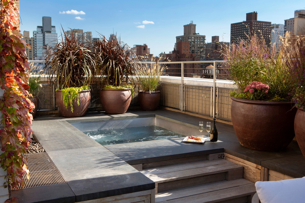 Bồn ngâm ngoài trời có thiết kế hiện đại là tiện ích thư giãn đáng chú ý nhất của căn penthouse này.