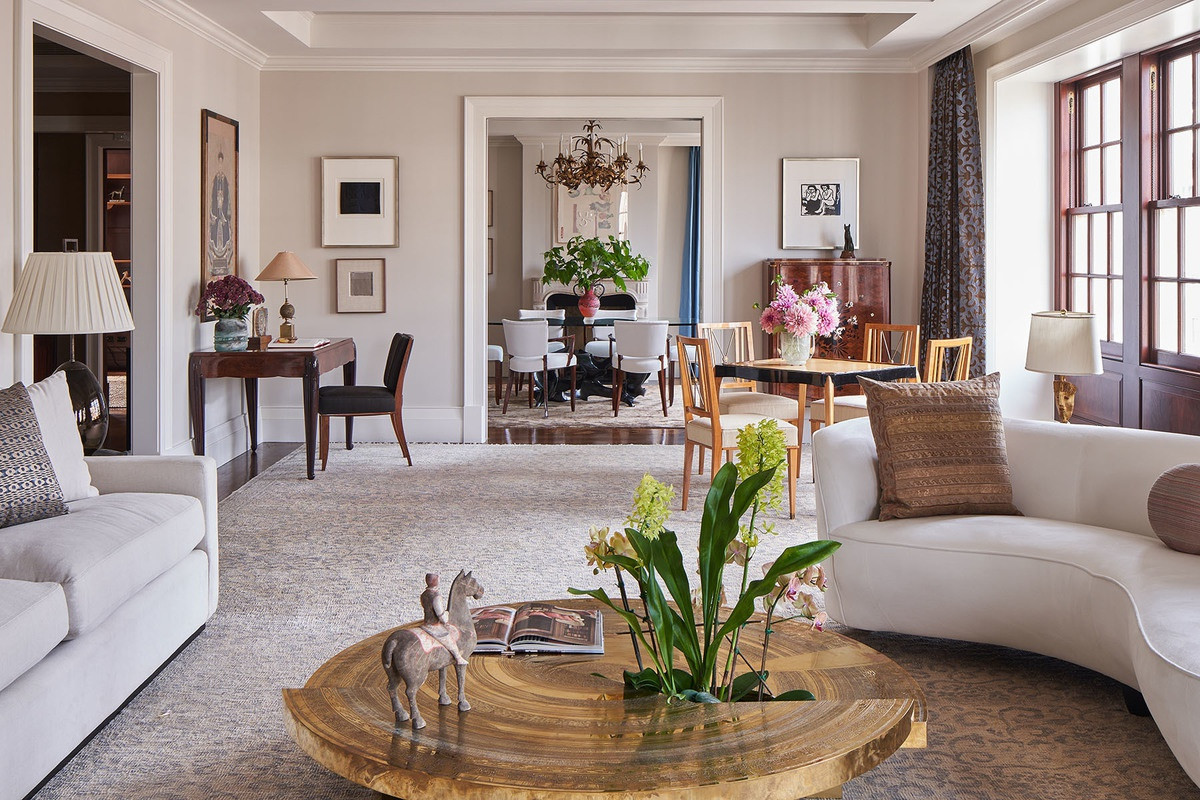 Phòng khách thoáng đãng, sàn được lát sàn gỗ cứng. Phòng có nhiều cửa sổ lớn, đem đến ánh sáng tự nhiên.