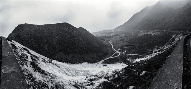 Đèo Thung Khe (Hòa Bình): Đèo Thung Khe hay đèo Đá Trắng, nằm giữa Cao Phong và Mai Châu của Hòa Bình, trên Quốc lộ 6. Con đèo đi qua những vực đá dựng đứng, không quá dài và quá dốc nhưng nổi tiếng nguy hiểm. Thung Khe buổi sớm là bầu trời trong trẻo, buổi trưa là nắng gắt trời xanh, buổi chiều dìu dịu với ánh nắng chiều và đêm là sương mù giăng khắp lối.
