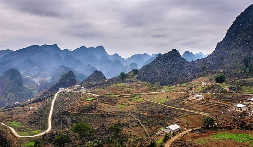 Đèo Bắc Sum (Hà Giang): Nằm giữa Hà Giang và Quản Bạ, đoạn đèo uốn lượn như những lọn vải xếp chồng lên nhau. Từ Hà Giang lên đường 4D, sẽ bắt gặp đoạn đường đột ngột nhỏ và vòng vèo theo chân núi, cũng là điểm bắt bắt đầu hành trình khám phá cao nguyên đá thú vị. 