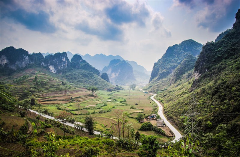 Đèo Mã Phục (Cao Bằng): Sở dĩ đèo có tên như vậy vì hai bên đường quốc lộ có hai khối đá vôi, thành dựng đứng vào nhau như hai con ngựa nằm phủ phục. Đây là con đèo đẹp nhất trên trục đường quốc lộ 3 từ Phủ Lỗ đến cửa khẩu Tà Nùng, cách Cao Bằng 22 km. Bạn sẽ được nhìn thấy những cánh đồng hoa tam giác mạch vào mùa xuân và những ruộng ngô xanh rì khi hè tới.