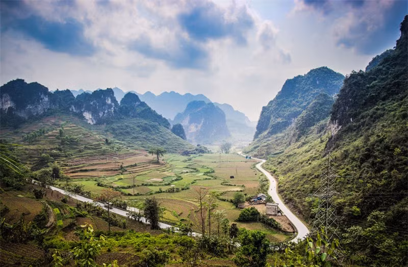 Đèo Mã Phục (Cao Bằng): Sở dĩ đèo có tên như vậy vì hai bên đường quốc lộ có hai khối đá vôi, thành dựng đứng vào nhau như hai con ngựa nằm phủ phục. Đây là con đèo đẹp nhất trên trục đường quốc lộ 3 từ Phủ Lỗ đến cửa khẩu Tà Nùng, cách Cao Bằng 22 km. Bạn sẽ được nhìn thấy những cánh đồng hoa tam giác mạch vào mùa xuân và những ruộng ngô xanh rì khi hè tới.