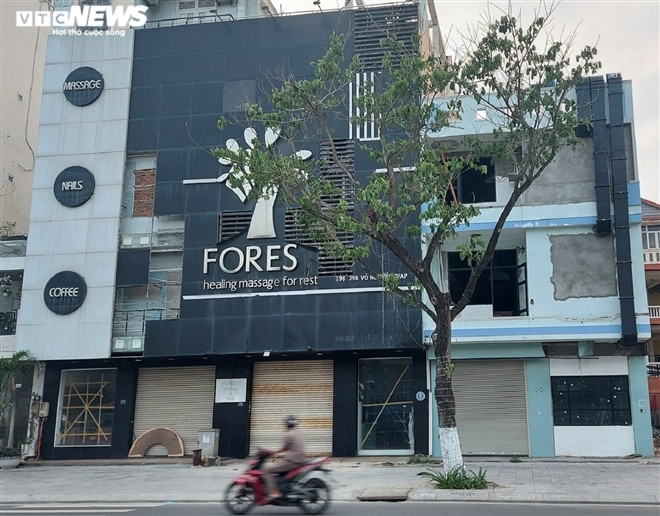 Đặc biệt, từ sau Tết Nguyên đán Tân Sửu đến nay, một số chủ cơ sở dịch vụ chuyên phục vụ du khách nước ngoài phải dừng hoạt động vì không có khách do Đà Nẵng chưa nối lại các chuyến bay quốc tế.