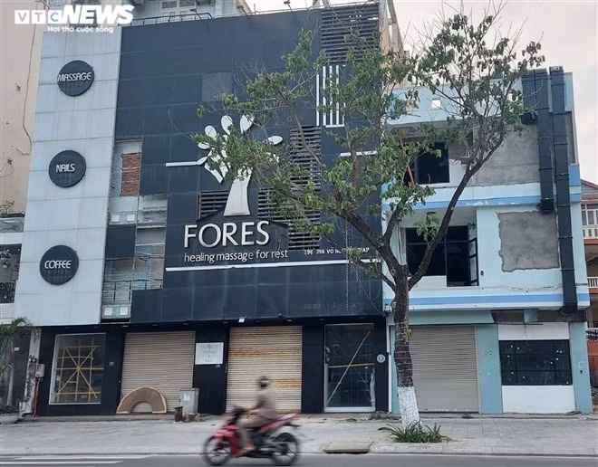 Đặc biệt, từ sau Tết Nguyên đán Tân Sửu đến nay, một số chủ cơ sở dịch vụ chuyên phục vụ du khách nước ngoài phải dừng hoạt động vì không có khách do Đà Nẵng chưa nối lại các chuyến bay quốc tế.