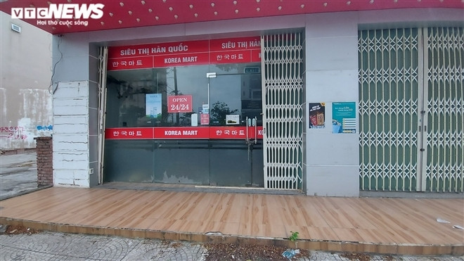 Trên tuyến đường Phạm Văn Đồng, phường An Hải Bắc, quận Sơn Trà, phần lớn những cửa hàng, siêu thị chuyên phục vụ thị trường khách Hàn Quốc cũng tạm thời dừng hoạt động, một số chủ treo bảng sang nhượng cửa hàng hoặc cho thuê mặt bằng.