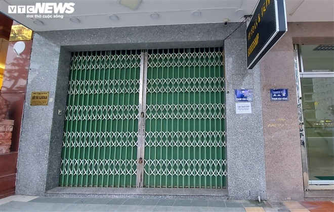Hiện nhiều cơ sở phải đóng cửa, dán bảng cho thuê mặt bằng vì buôn bán, kinh doanh ế ẩm.