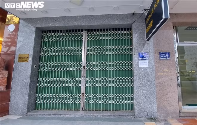 Hiện nhiều cơ sở phải đóng cửa, dán bảng cho thuê mặt bằng vì buôn bán, kinh doanh ế ẩm.