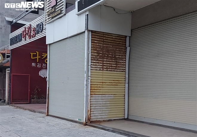 Cơ sở dịch vụ du lịch dừng hoạt động lâu ngày, cửa cuốn cũng han gỉ.