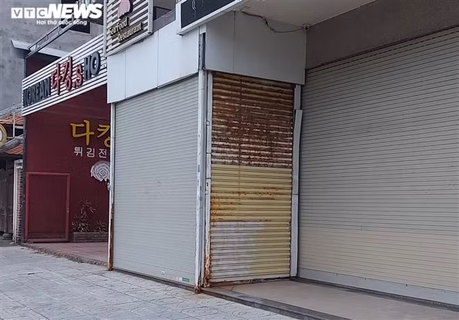 Cơ sở dịch vụ du lịch dừng hoạt động lâu ngày, cửa cuốn cũng han gỉ.