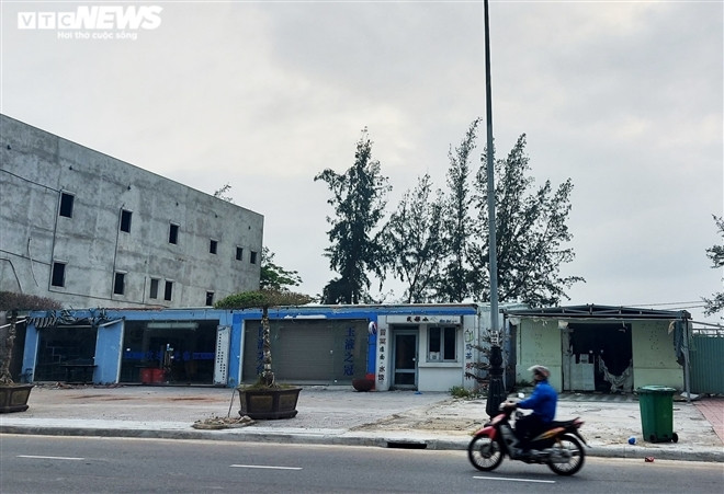 Dãy nhà hàng trên đường Trường Sa, phường Khuê Mỹ, quận Ngũ Hành Sơn chuyên phục vụ khách du lịch Trung Quốc phải dừng hoạt động gần 1 năm nay, bỏ không, tiêu điều.