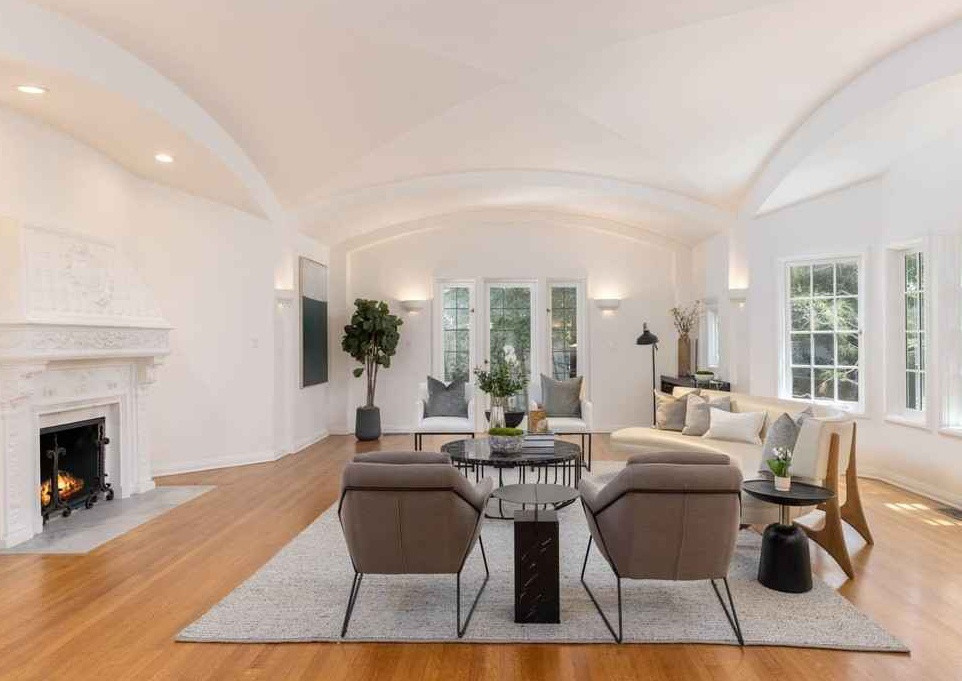 Phòng khách rộng lớn, thoáng đãng, nổi bật với chiếc lò sưởi mang phong cách cổ điển.
