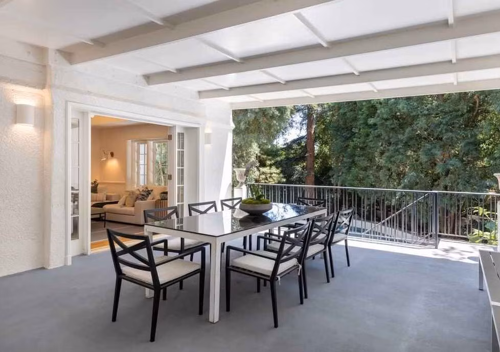 Một số tiện nghi nổi bật của bất động sản này có thể kể đến khu vực ăn uống ngoài trời, hồ bơi, phòng tập thể dục và phòng xông hơi.