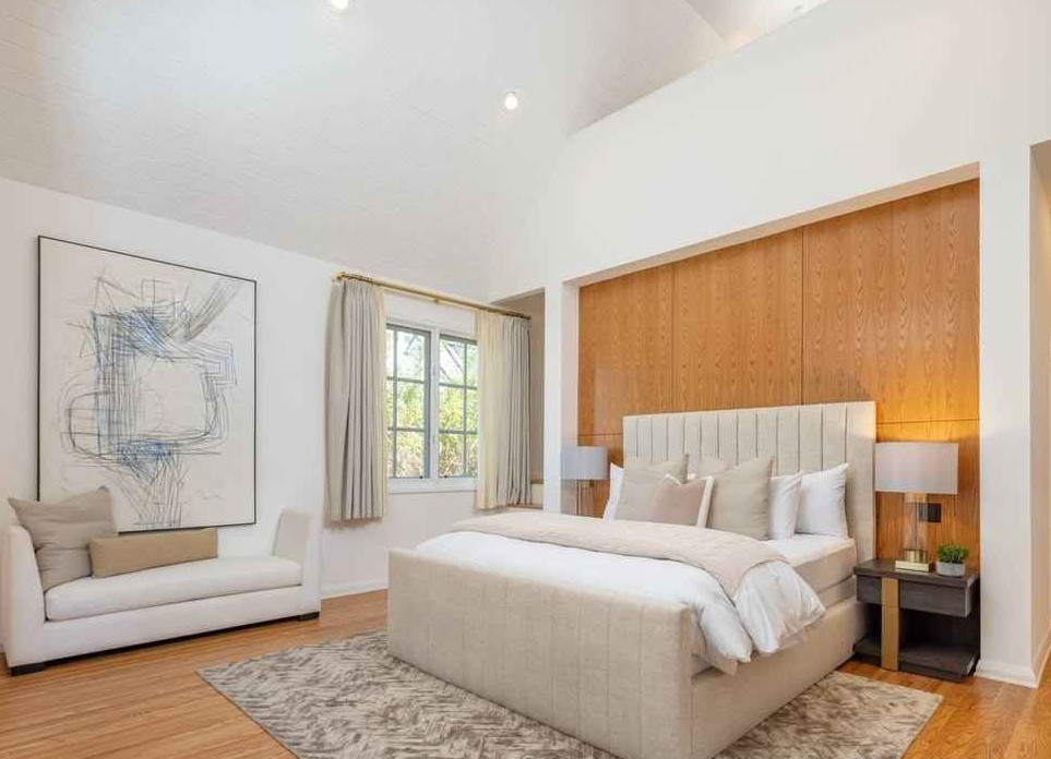 Phòng ngủ chính được tích hợp với một phòng tắm và một phòng chứa quần áo.