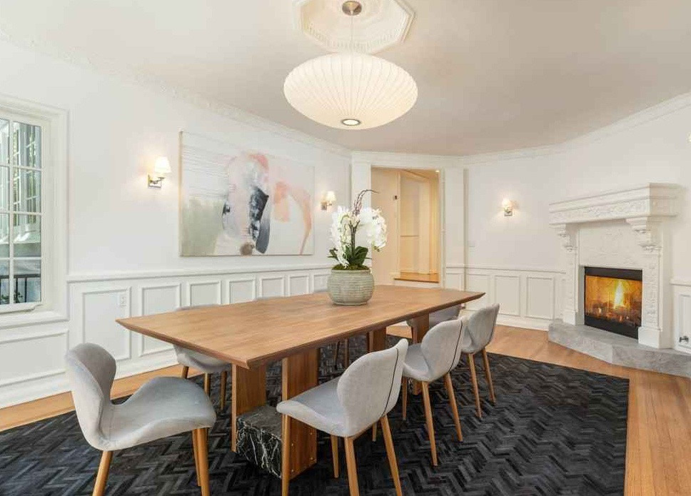 Phòng ăn chính sang trọng, được bài trí tinh tế.