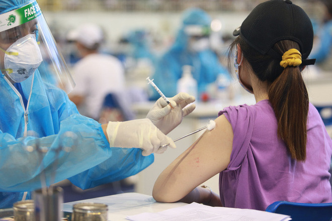 Sau khi tiem vac xin phong COVID-19 can doi bao lau de biet da an toan?