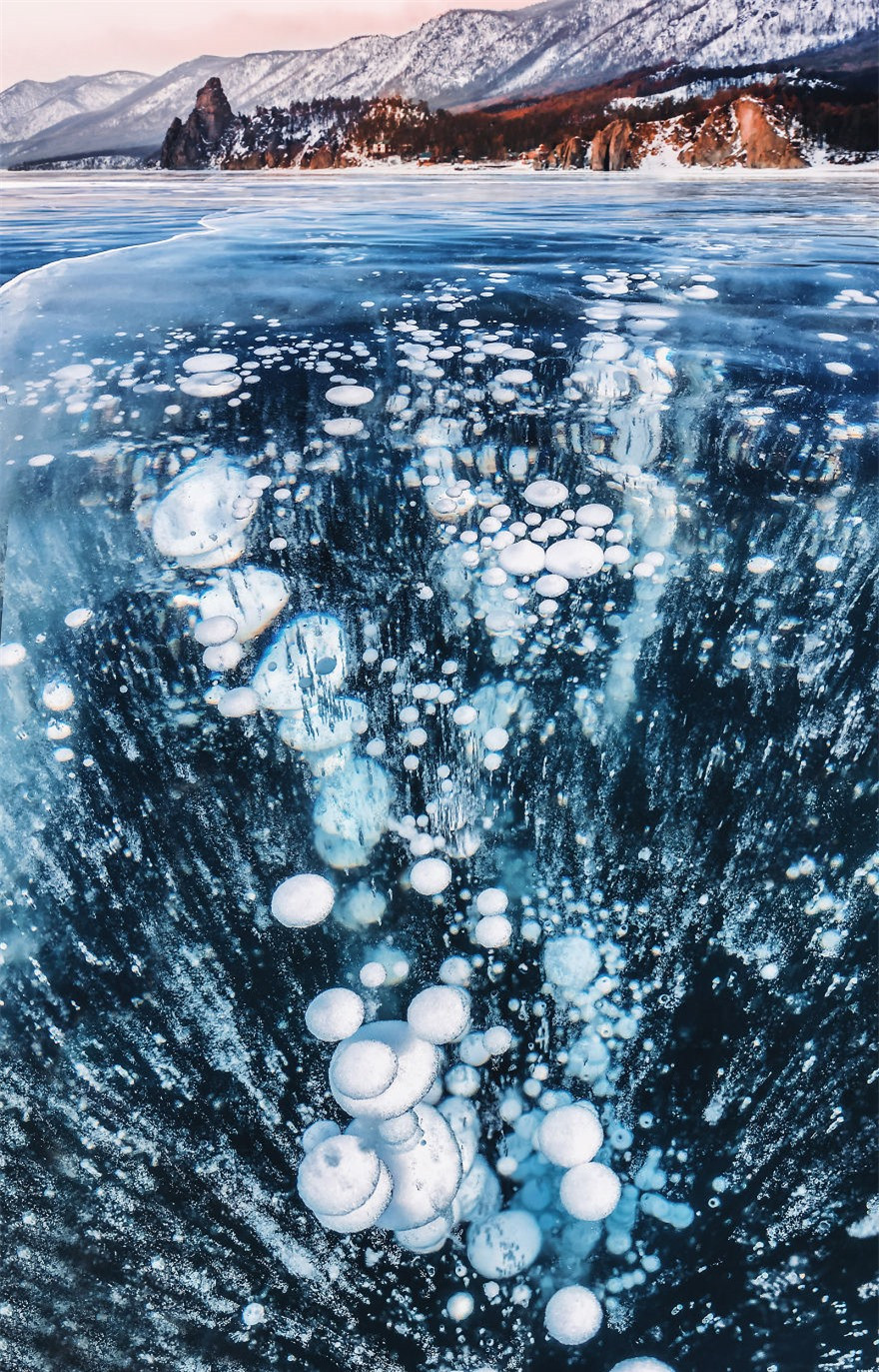 Bóng nước đóng băng dưới mặt hồ.