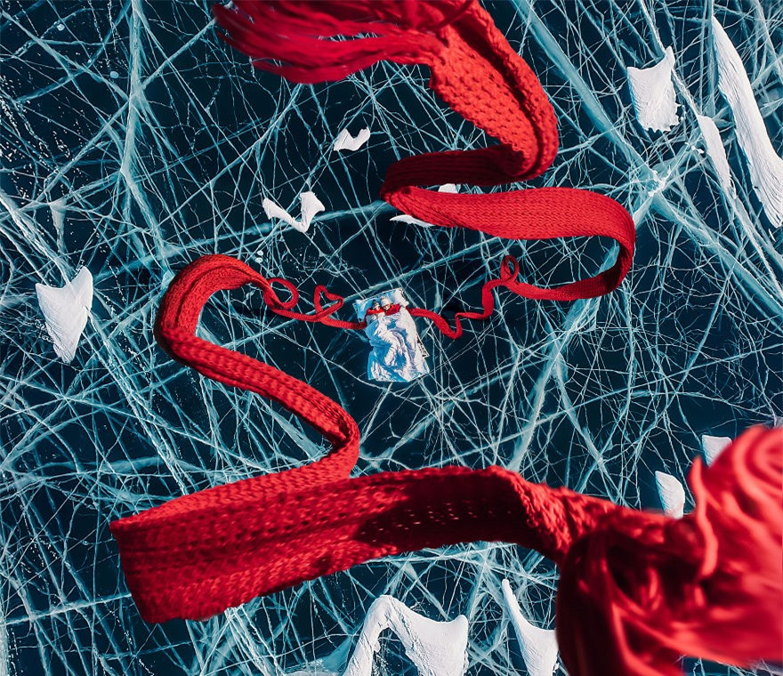 Những bức hình này mang thông điệp và lời kêu gọi người dân, cùng khách du lịch bảo vệ sự tinh khiết của hồ Baikal.