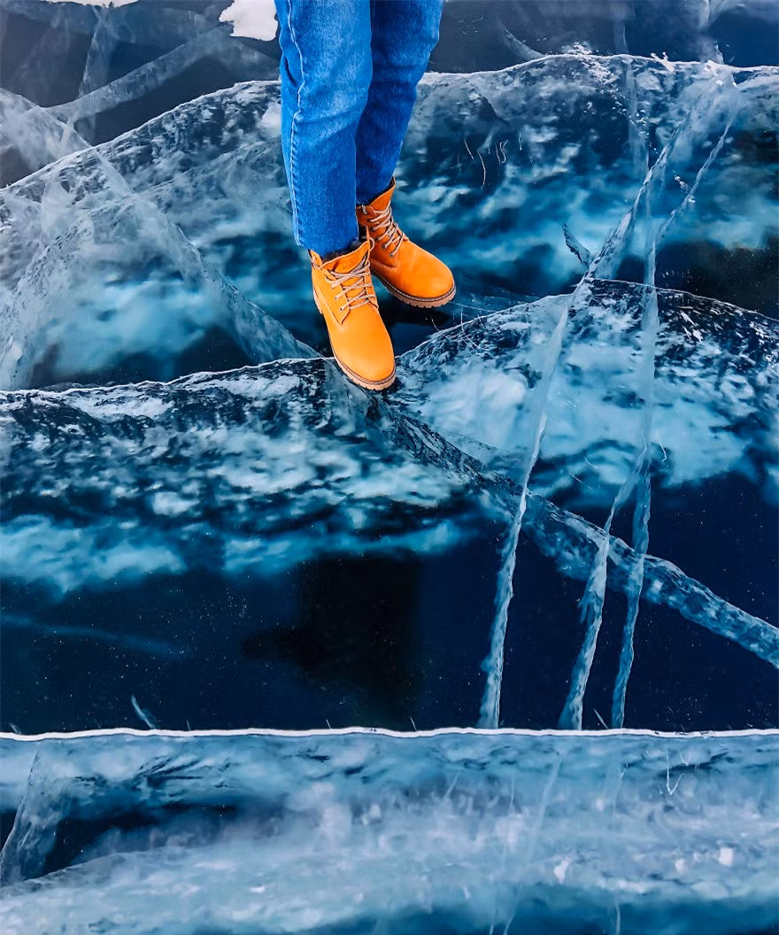 Du khách có thể dạo bước trên mặt hồ Baikal.