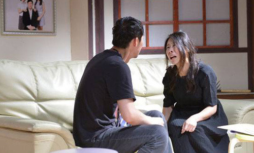 Đột nhiên chồng lắp gương lớn trong phòng ngủ và sự thật bẽ bàng đằng sau - Hình 2 Dot nhien chong lap guong lon trong phong ngu va su that be bang dang sau-Hinh-2