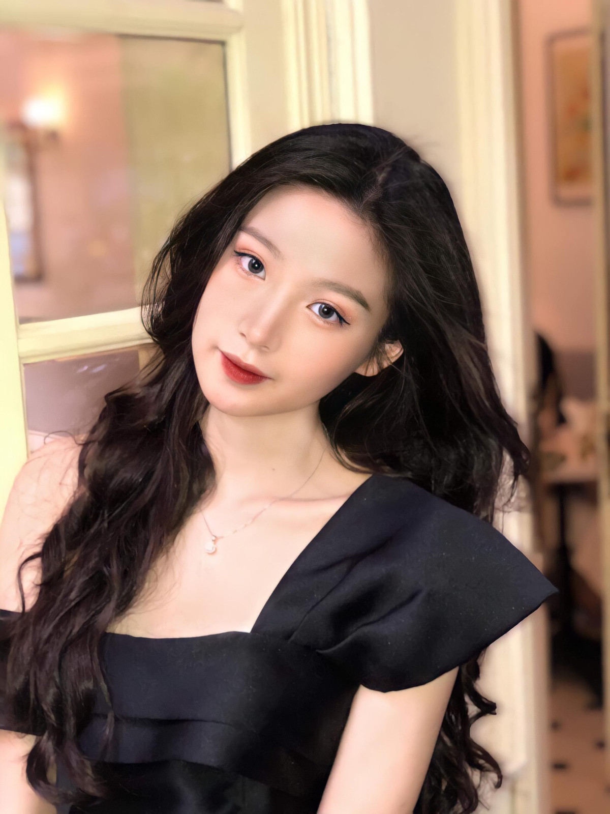 Chính vì thế, cô nàng luôn cố gắng hết sức trong bất kì công việc, hoạt động nào. Và rồi, mọi nỗ lực cũng được đền đáp, Diệu Anh đã trở thành tân sinh viên khóa 41 đầy tiềm năng của Học viện Báo chí và Tuyên truyền.