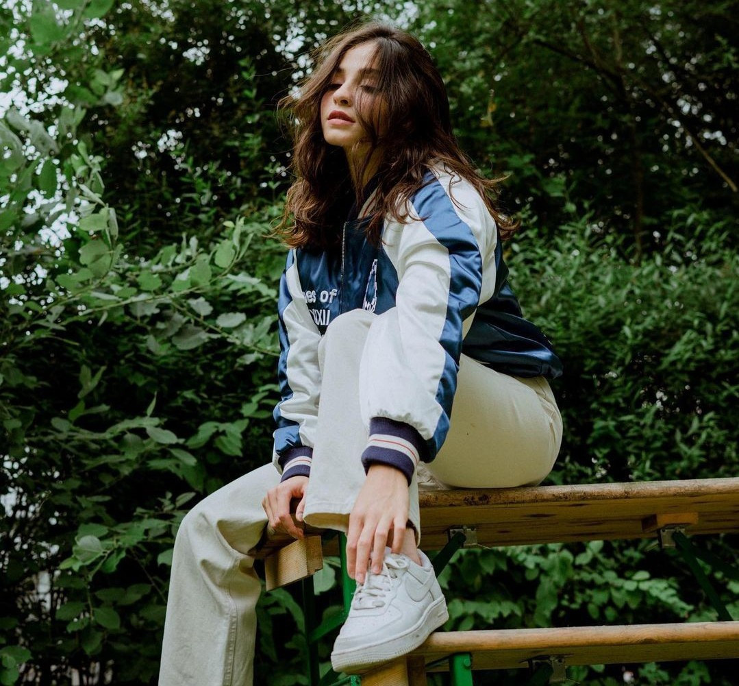 Khác với hình tượng trưởng thành tại các sự kiện, đời thường, Yusra Mardini yêu thích công thức phối đồ trẻ trung. Hình ảnh của nữ vận động viên gắn liền với váy khoét hông gợi cảm, áo crop top, áo thun dáng oversized và quần jeans ống suông.