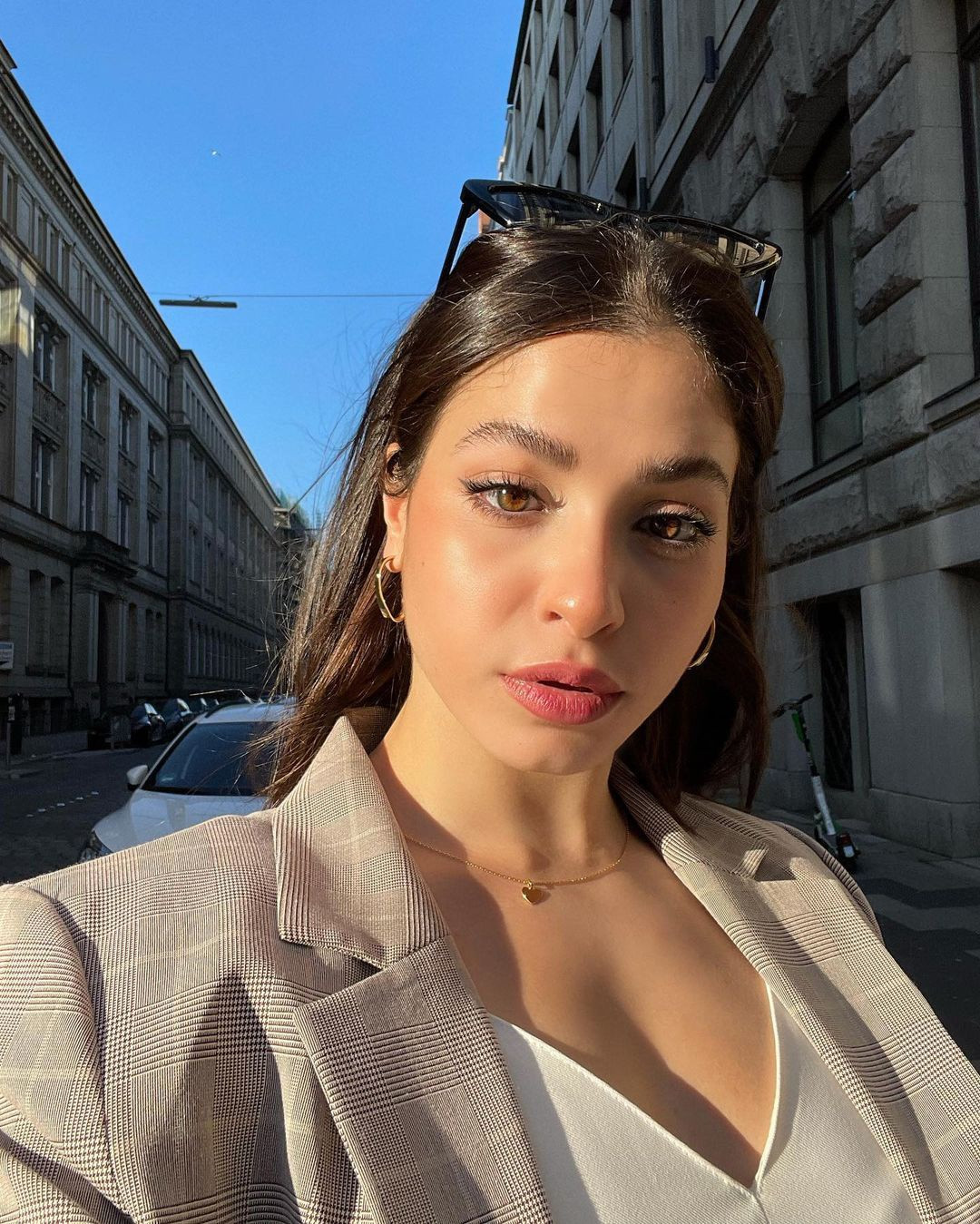 Mẫu phụ kiện không thể thiếu trong thời trang đời thường của vận động viên 23 tuổi là sneakers. Cô ưu tiên các mẫu giày tông trắng với phần đế dày. Cách chọn phụ kiện giúp tạo hiệu ứng tăng chiều cao. Trong khi đó, sneakers sáng màu có thể phối với đa dạng phong cách.