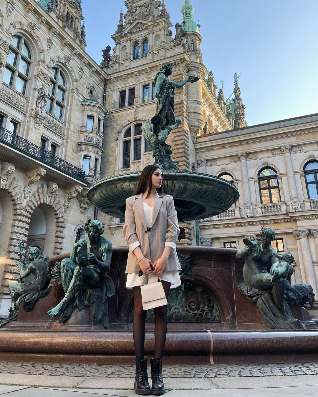 Trang phục với tông màu trung tính xuất hiện nhiều trong loạt ảnh đời thường của Yusra Mardini. Tuy nhiên, cô không ngại thử sức với những gam khó như hồng, tím.