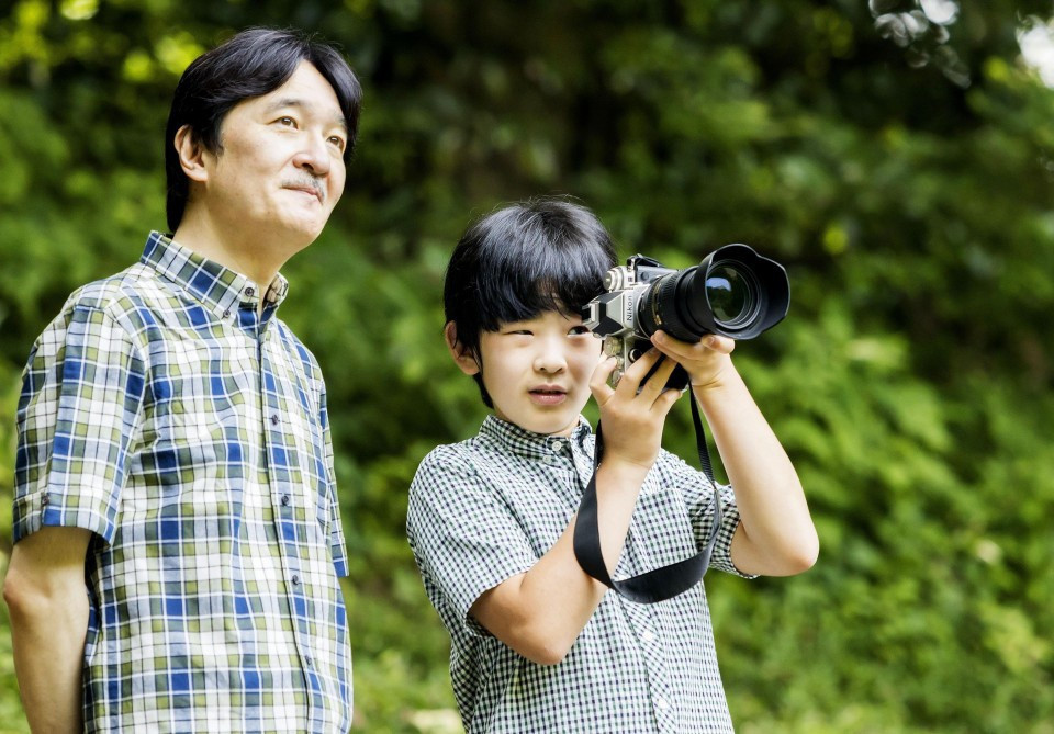 Trong dịch Covid-19, Hoàng tử Hisahito cùng gia đình tự tay làm đồ bảo hộ y tế để gửi tặng các nhân viên chăm sóc sức khỏe trên cả nước. Vào kỳ nghỉ hè tháng 8/2020, cậu đã học chụp ảnh từ cha mình khi đi dạo quanh điền trang Akasaka. Hoàng tử Hisahito tỏ ra yêu thích khám phá thiên nhiên, quan sát, tìm hiểu các loài động thực vật.