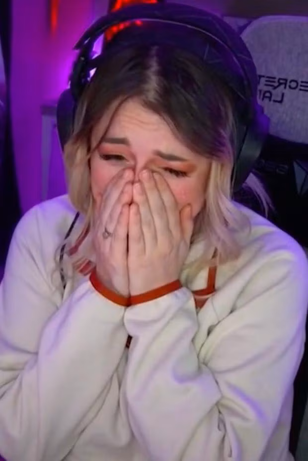 Nu streamer khoc nuc no tren livestream vi ly do co 