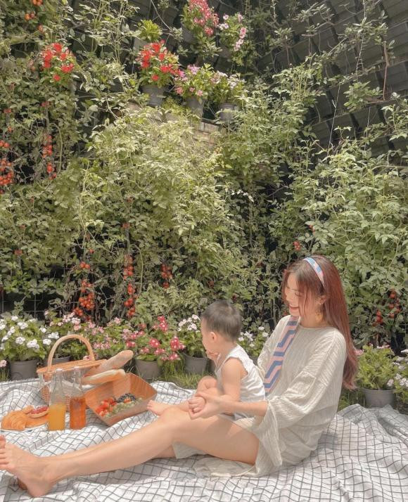 Lan Khue khoe anh hoa nang tho nhung con trai moi la tam diem chu y