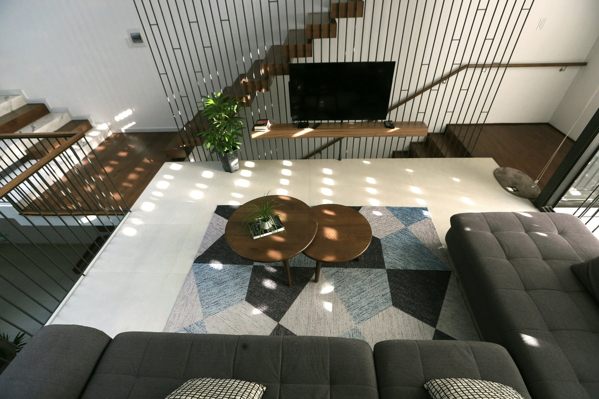 “Tôi nghĩ người nào có chuyên ngành của người đó. Nếu xây nhà, tôi khuyên mọi người nên thuê kiến trúc sư. Họ có chuyên môn, tính toán từ vật liệu xây dựng đến thiết kế công năng rất hợp lý, có người giám sát thi công trọn gói. Như vậy, bản thân mình sẽ nhàn mà chi phí không bị phát sinh như khi tự làm”, chị Trang nói.