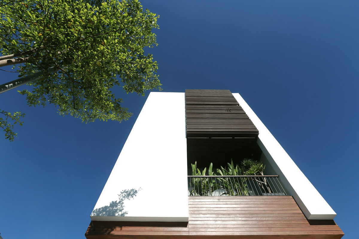 Chị quan điểm, xây nhà để phục vụ nhu cầu tận hưởng giá trị thực của bản thân và không mất quá nhiều thời gian chăm sóc mỗi ngày. Phần lam sử dụng làm điểm nhấn cho nhà và có tác dụng cản nắng chiếu vào phòng thờ.