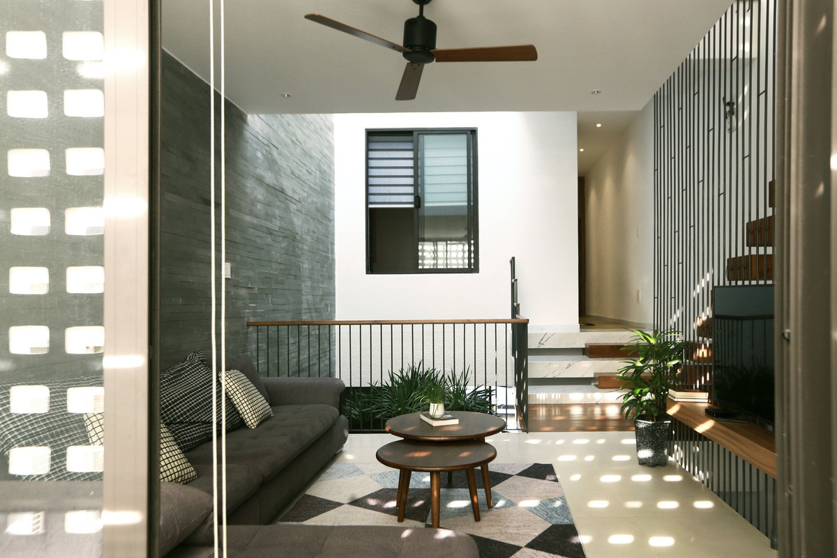 Vì vậy, chị quyết định dùng số tiền tích cóp được trong 10 năm đi làm, mua đất, dựng nhà. Công trình được xây dựng trong vòng 1 năm. Đến nay, sau 2 năm sử dụng ngôi nhà vẫn mới như ban đầu.