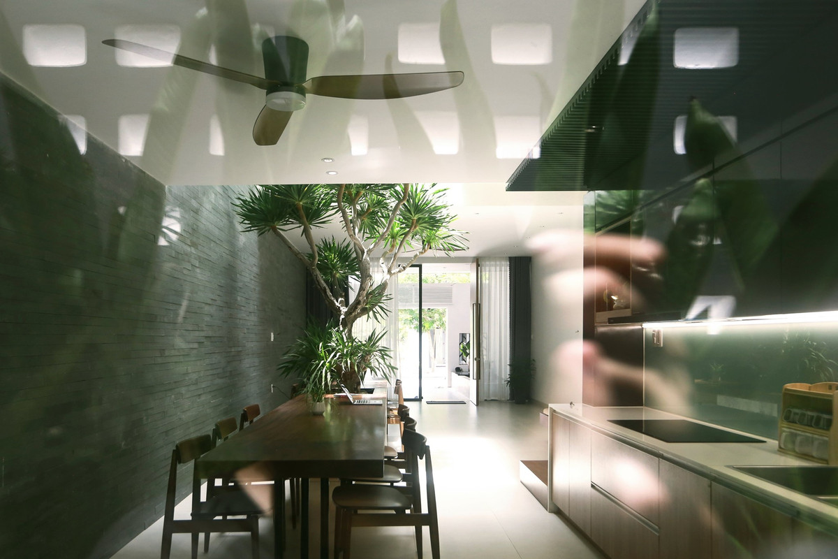 Gian bếp và phòng ăn rộng rãi, mát mẻ dưới tán cây.