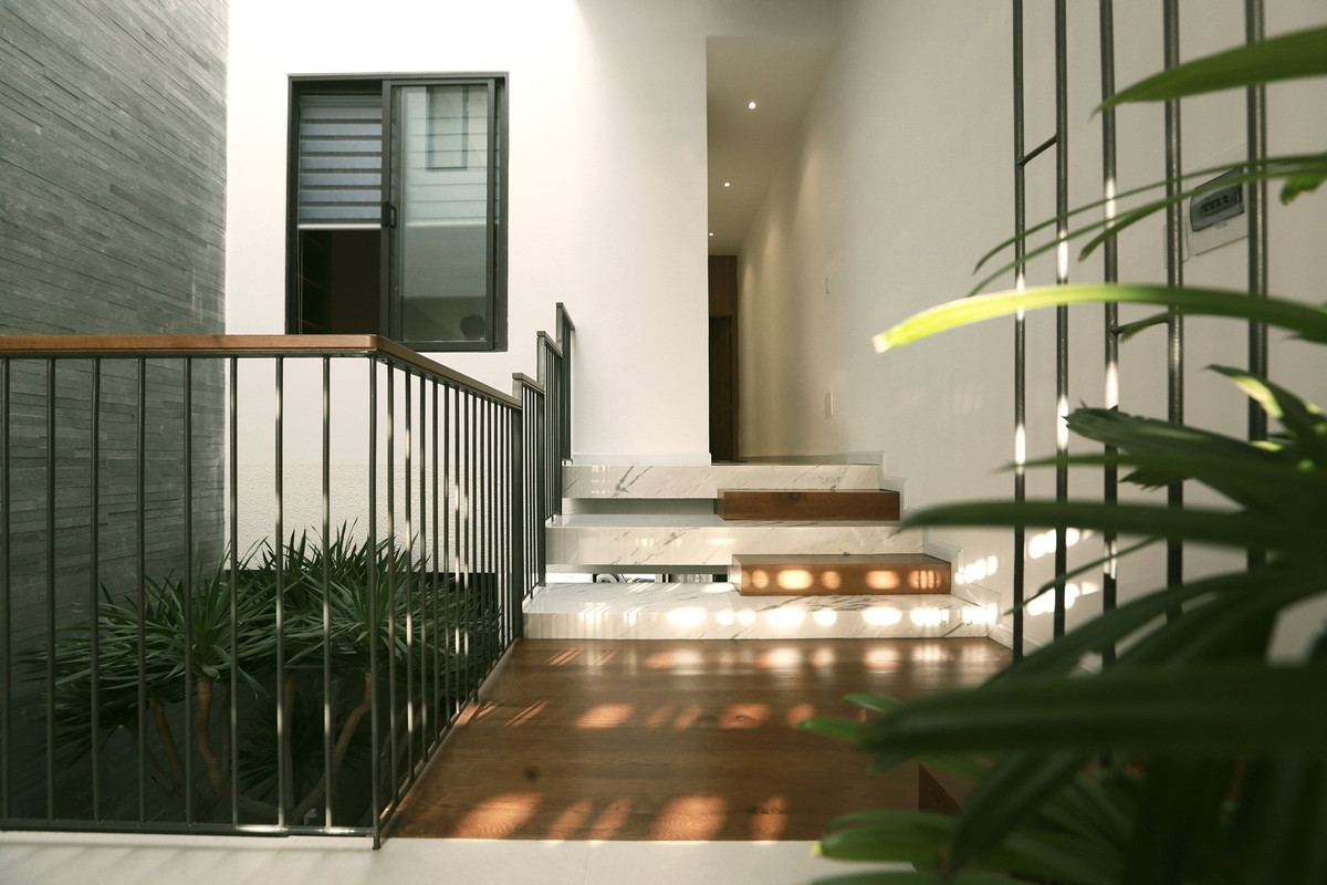 Giếng trời trong vắt và xinh xắn nằm ở tâm ngôi nhà, giúp hút gió cho toàn bộ không gian.